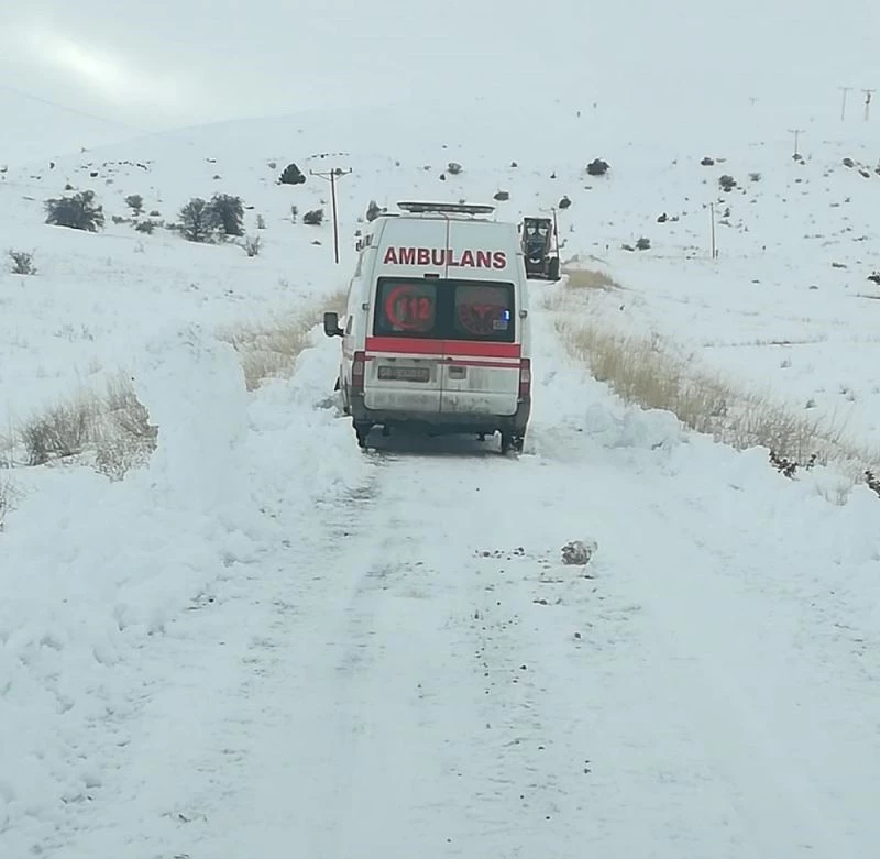 Rahatsızlanan vatandaş, karla kaplı yolun açılmasıyla hastaneye ulaştırıldı
