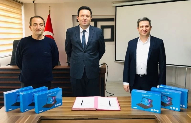 ÖTO’dan ihtiyaç sahibi öğrencilere klavyeli tablet

