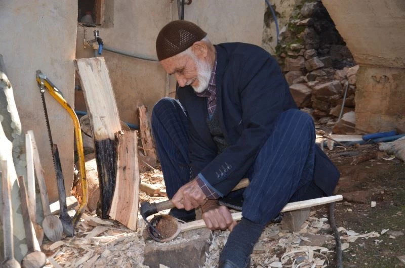 Ahmet dede yaptığı tahta kaşıkları gelinlik kızlara hediye ediyor
