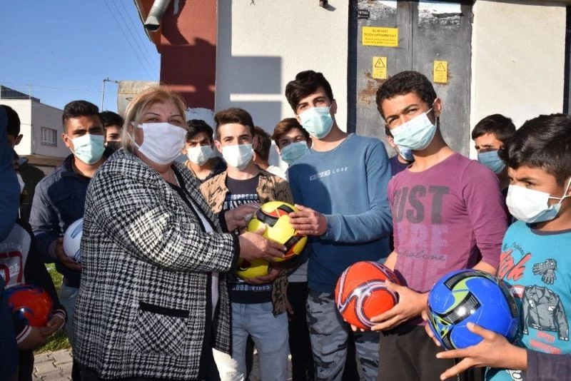Başkan Erdem gençleri futbol topuyla sevindirdi

