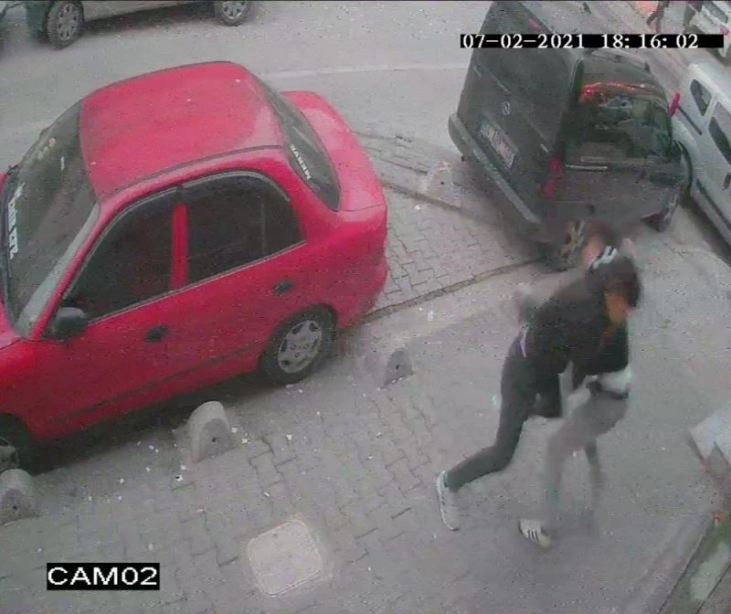 Esenyurt’ta ölen gencin bıçaklanma anı kamerada

