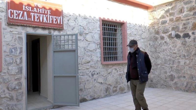 Babasının yattığı cezaevinde kitap okuyarak volta attı
