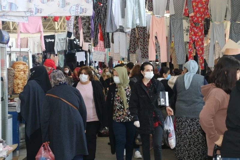 Önlemlerin unutulduğu pazarda esnaf kalabalığı az buldu, sanal alışverişten yakındı
