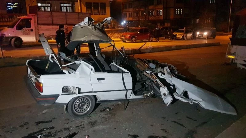 Kağıt gibi yırtılan araçtan yaralı kurtuldu
