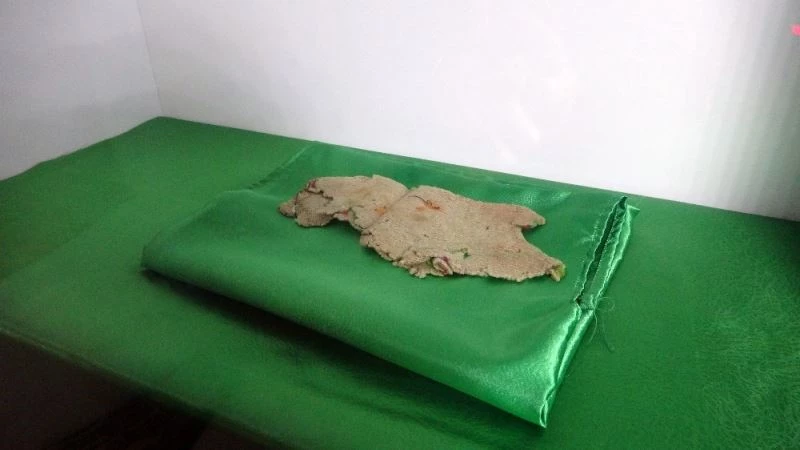 Peygamber Efendimize ait kutsal emanetleri evinde muhafaza ediyor
