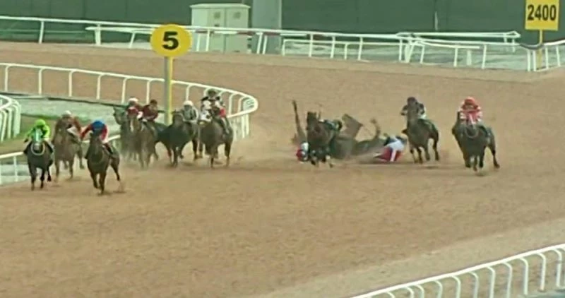 Jokey arkadaşına son düzlükte kritik müdahale!
