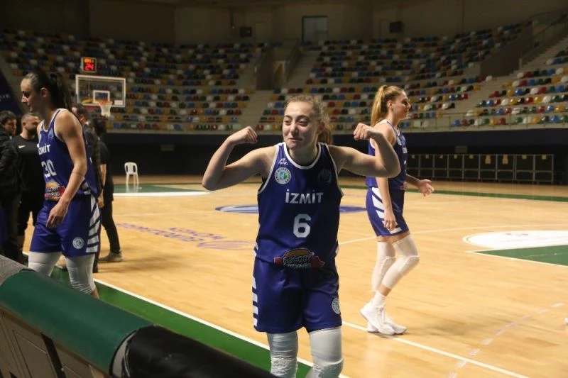 Çağlanur Uzundurukan ile İzmit Belediyespor yolları ayırdı
