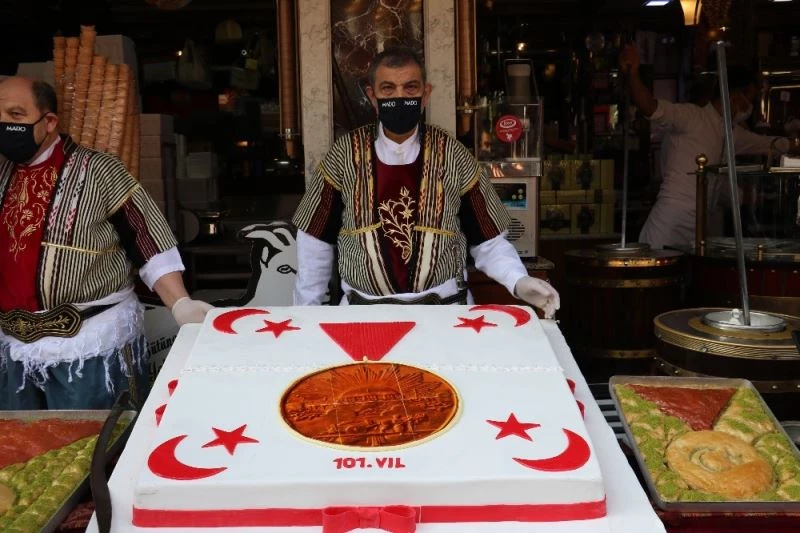 Kurtuluşa özel 150 kilogramlık madalyalı dev pasta

