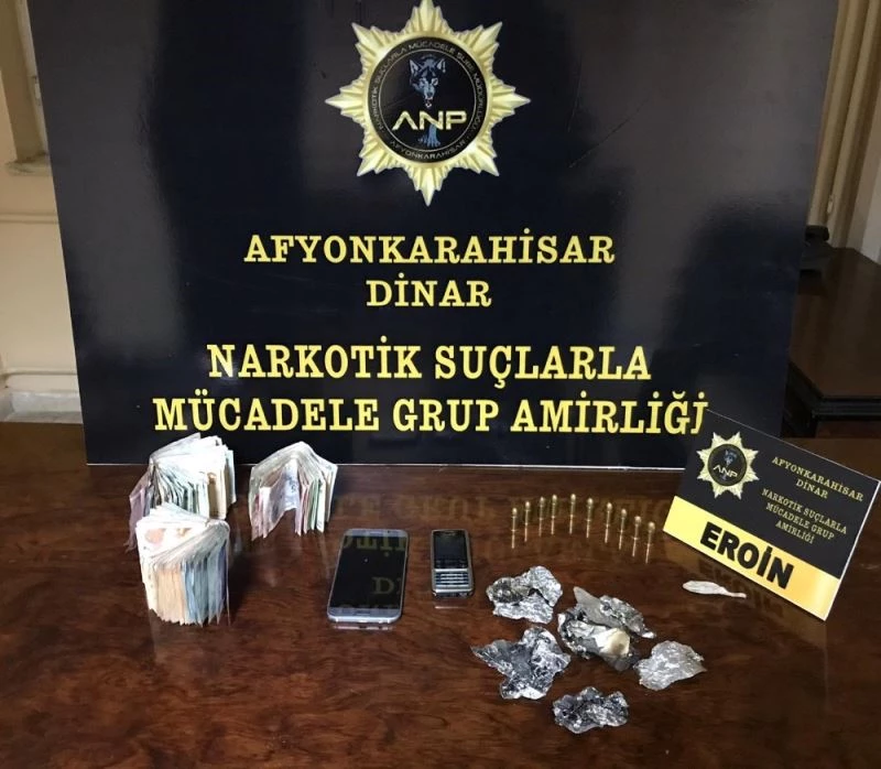 Polis ahırdaki saman balyaları arasında eroin ele geçirdi
