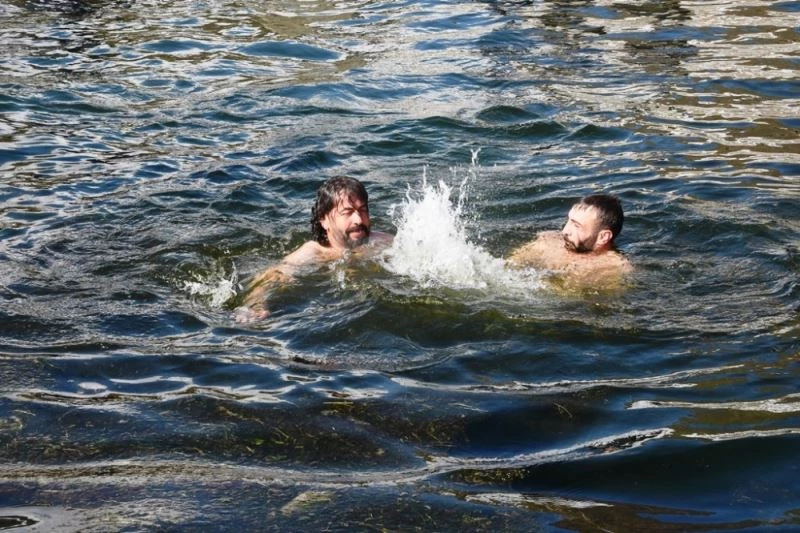 Buz gibi havada suya girip yüzdüler
