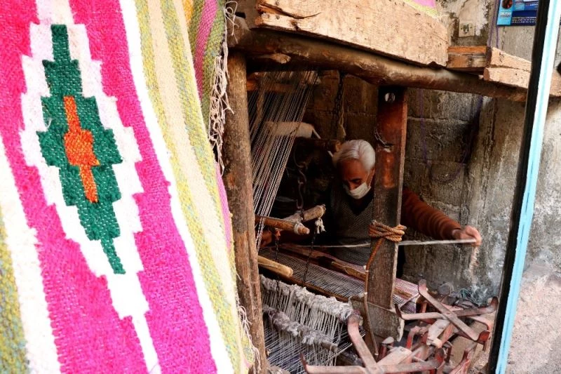 Türkülere konu olan kilimi türkü söyleyerek dokuyor
