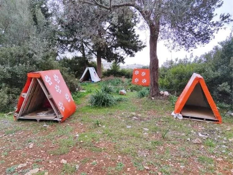 Didim’de, patili dostlara kulübe bırakıldı
