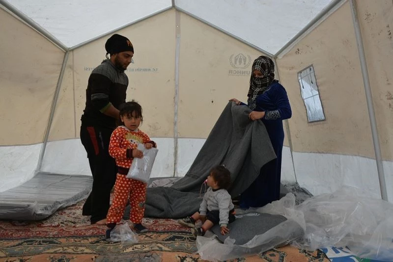 Çadırlarına kavuşan tarım işçilerine eşyaları dağıtılıyor
