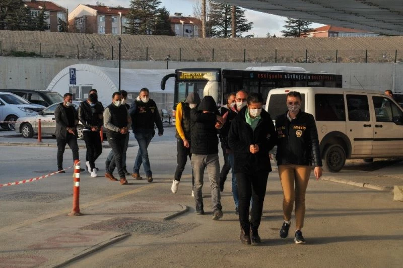 EFT dolandırıcılığı yapan şüpheliler adliyede
