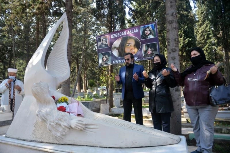 Özgecan Aslan ölümünün 6. yılında mezarı başında anıldı