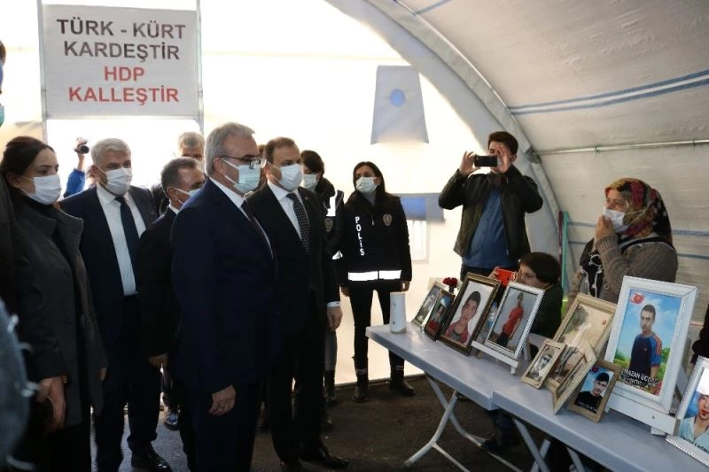 Vali Karaloğlu ile TMSF Başkanı Gülal’dan evlat nöbetindeki ailelere ziyaret
