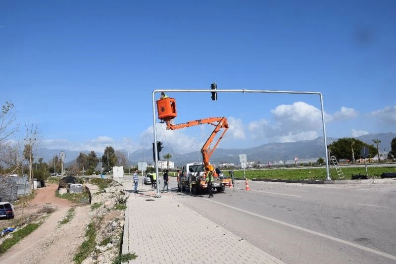 Kontrolsüz kavşağa sinyalizasyon sistemi
