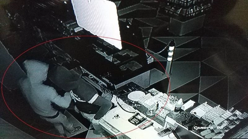 Pastaneden canı çekince tatlı çaldığını söyleyen zanlının foyasını güvenlik kamerası ortaya çıkardı
