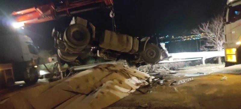 Kontrolden çıkan tır vinçe çarptı: 1 ölü
