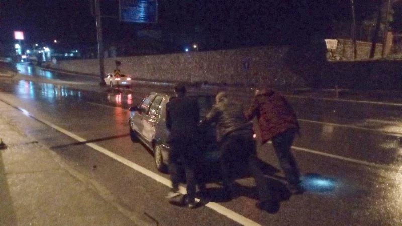 İstanbul -Çanakkale yolu şiddetli sağanak nedeniyle göle döndü, mahsur kalan otomobili polisler iterek kurtardı
