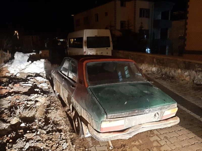 Bahçeden otomobil çaldılar JASAT’a yakalandılar

