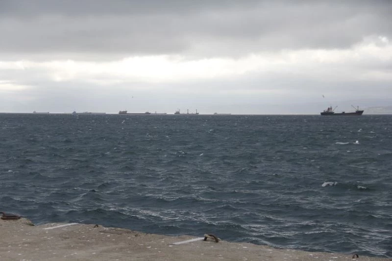 Fırtınadan kaçan gemiler Sinop’a sığındı
