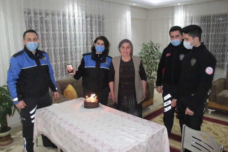 Polislerden Fethiye teyzeye doğum günü sürprizi
