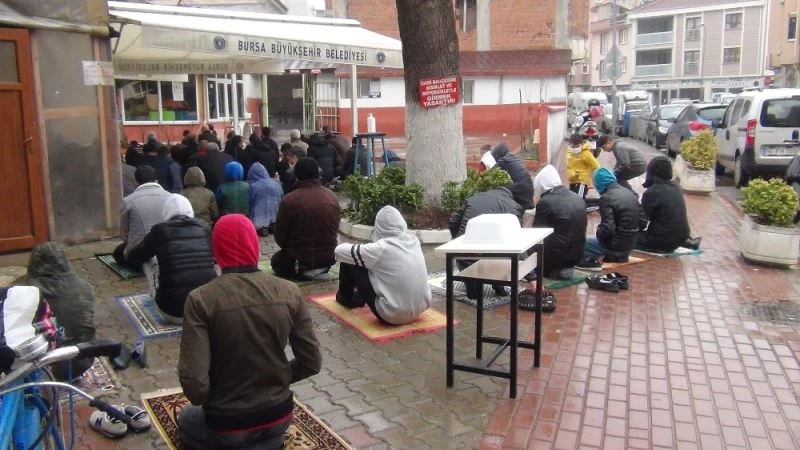 Yağmur altında cuma namazını kıldılar
