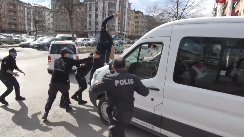 Öldürülen kadının yakını, sanıkları taşıyan cezaevi aracına uçtu
