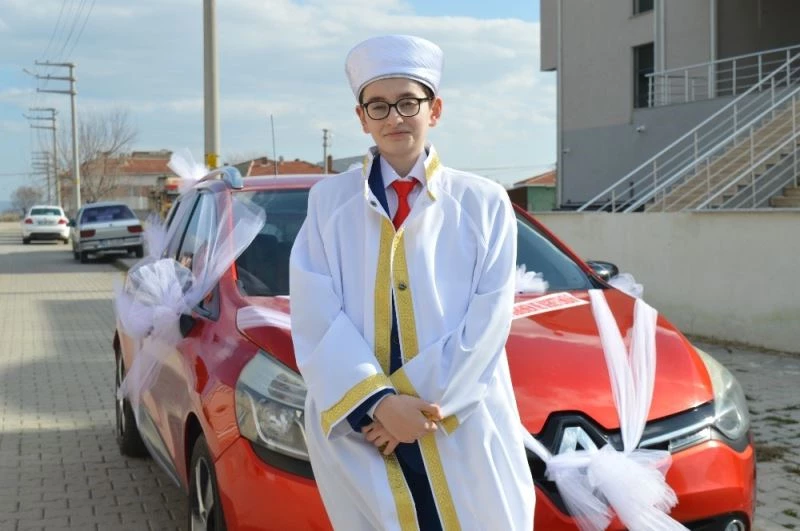 Hafızlığı kutlamak için adeta gelin konvoyu yaptılar
