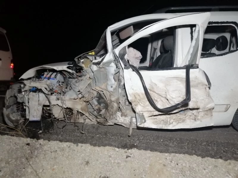 Kafaya kafaya çarpışıp metrelerce savrulan araçlar hurdaya döndü: 5 yaralı
