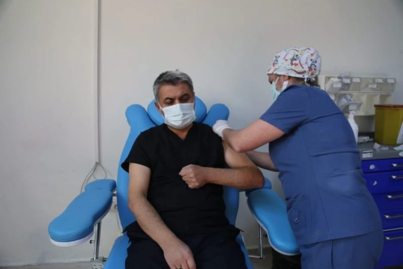 Aşı olan Vali Özkan: 