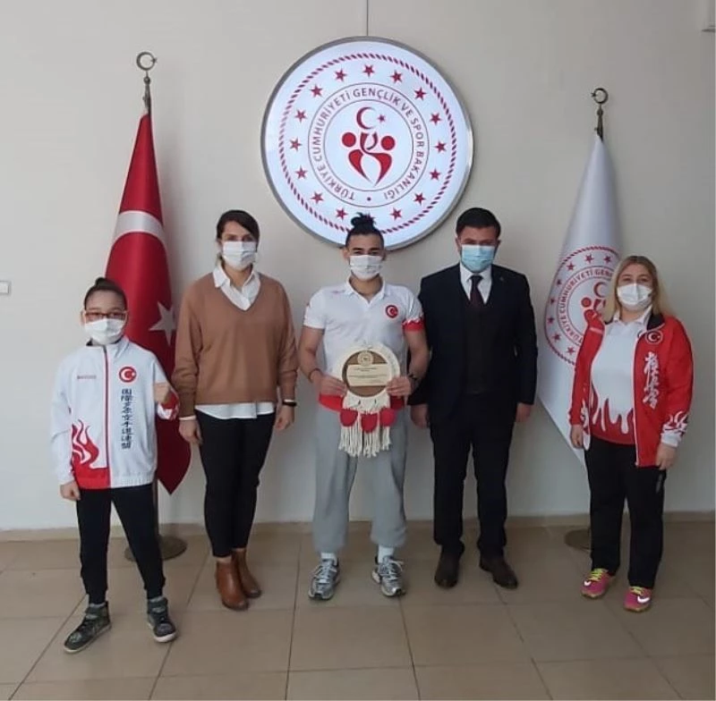 Şampiyondan il müdürü Yazıcıya ziyaret
