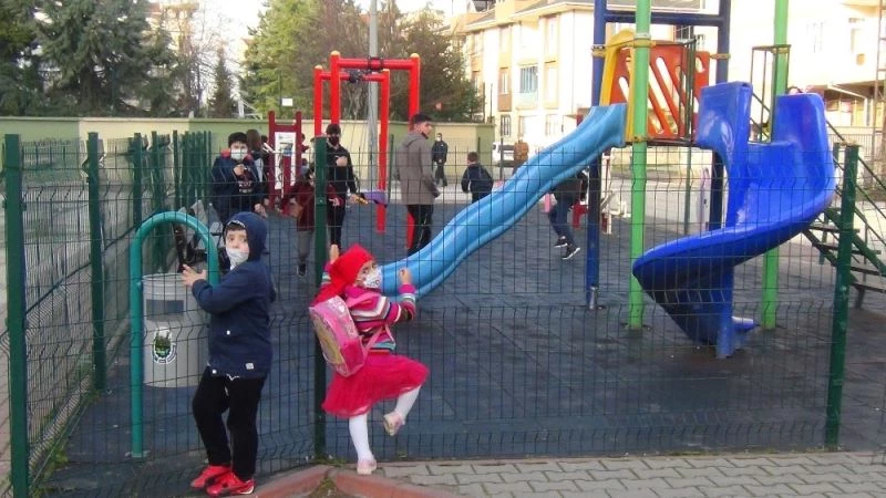 Polis ve siren sesini duyan kaçıyor
