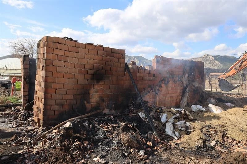 Çıkan ahır yangınında 56 hayvanı telef olan çiftçinin yaraları sarılacak
