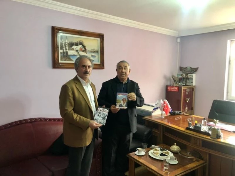Serdar Ünsal, “Soykırım” ve “Yüreğim İrevan’da Kaldı” romanını iş insanı Tacettin Şimşek’e hediye etti

