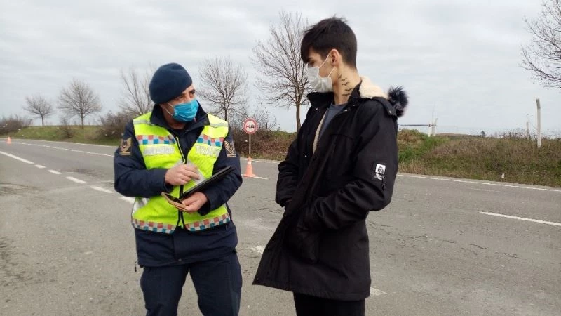 Kısıtlamayı ihlal edip otostopla yolculuğa çıktı, jandarmaya yakalanınca ’Son talihli ben miyim’ dedi
