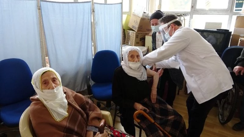 İkiz nineler aşı oldu
