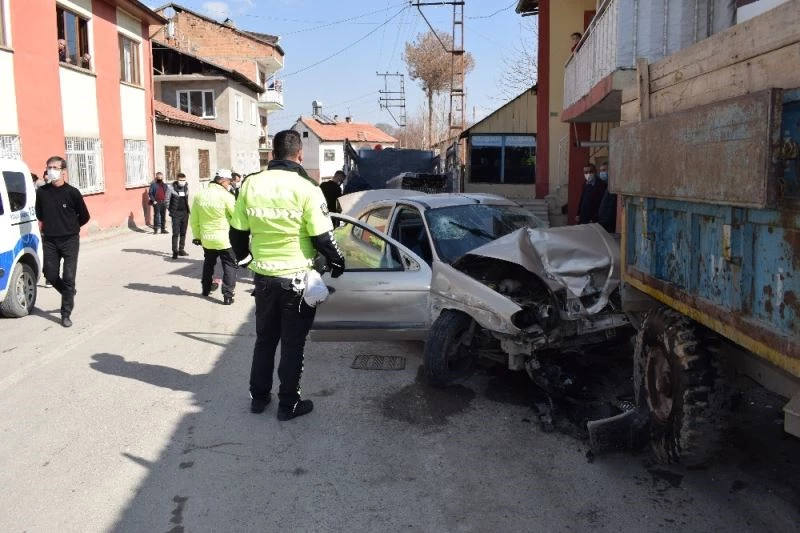Dur ihtarına uymayarak kaçan otomobil kaza yaptı: 2 yaralı

