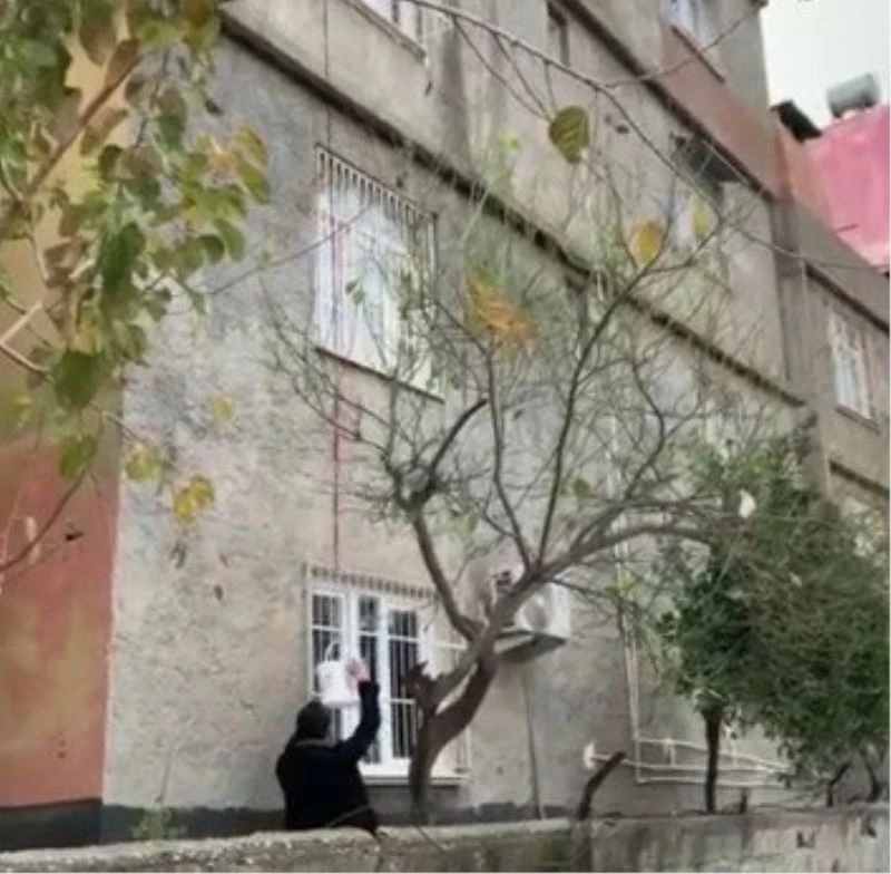 Sepet sarkıtarak uyuşturucu satışına suçüstü
