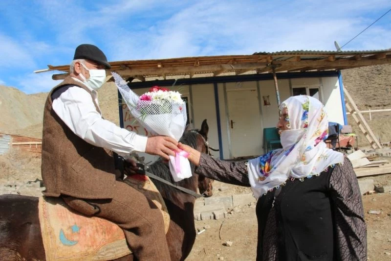 43 yıllık eşine Sevgililer Günü hediyesini at üstünde getirdi
