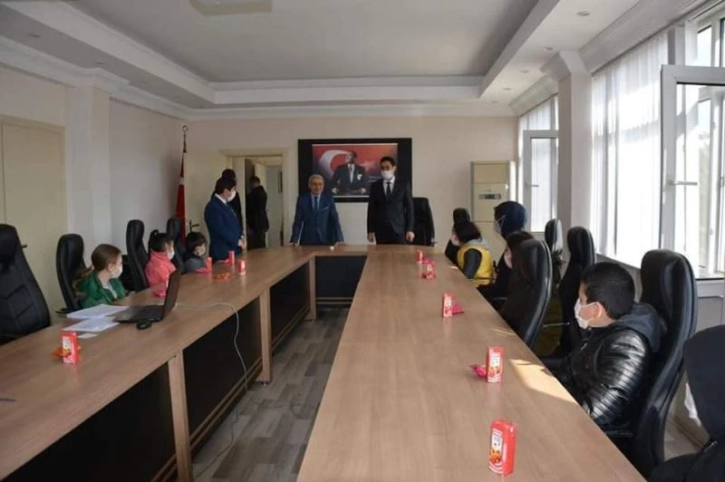 Vakıflar Bölge Müdürlüğünden Selendili öğrencilere tablet
