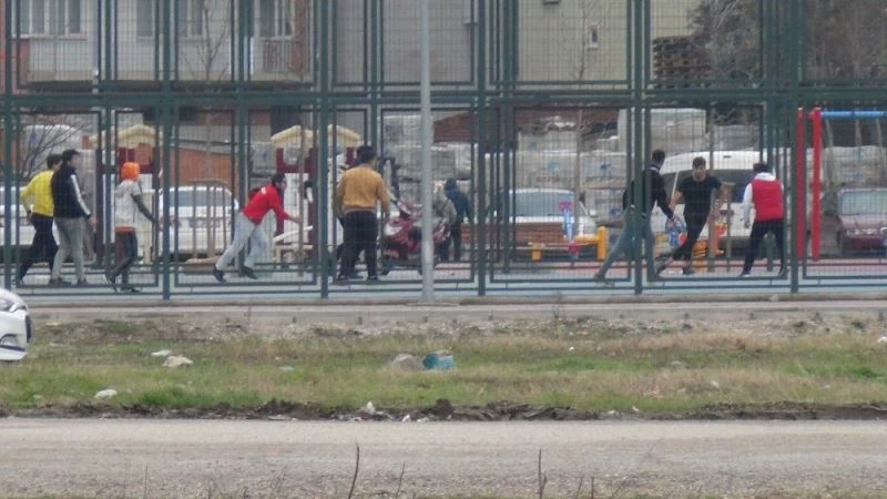 İnegöl’de gençler kısıtlamayı hiçe sayıp top oynadı
