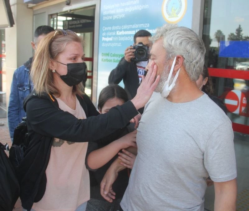 Sevgililer Gününde kavuştuğu eşinin gözyaşlarını sildi
