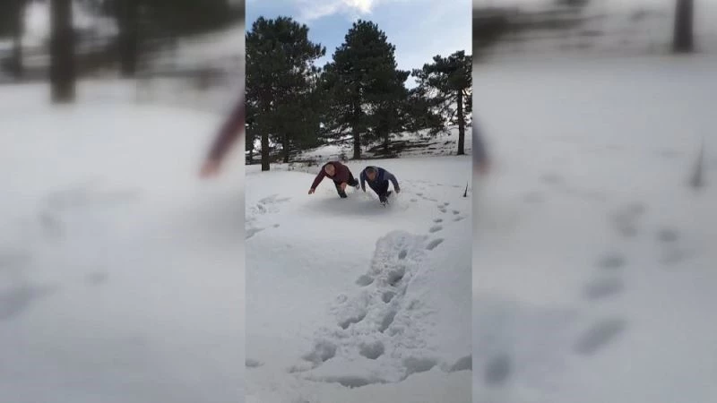 Denize atlar gibi karda yüzmeye çalıştılar
