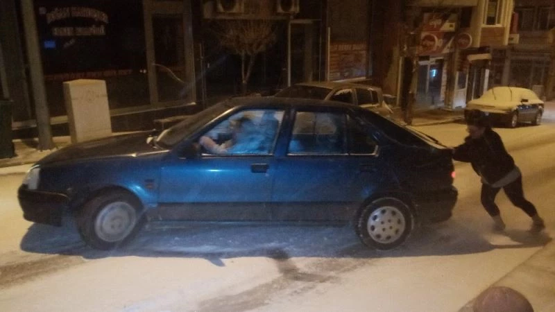 Tekirdağ’da karla kaplı yollar buz tuttu: Araçlar yokuşu çıkamayınca mahsur kalanlar evine yaya gitti
