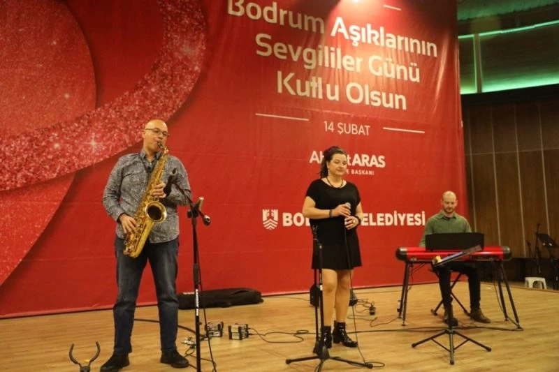 Müziğe hasret kalan sanatçılar sahneden inmek bilmedi
