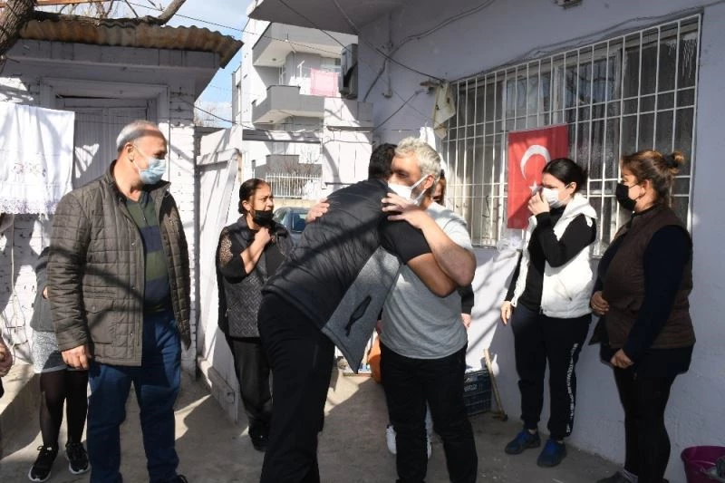 Kaçırılan denizci evinde alkışlarla karşılandı
