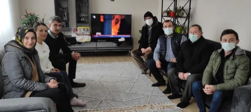 AK Parti’den korsanlar tarafından kaçırılan denizciye ziyaret
