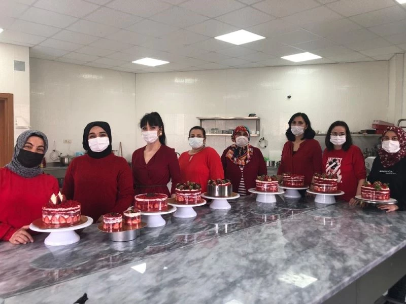 Kadınlardan eşlerine özel Sevgililer Günü pastası
